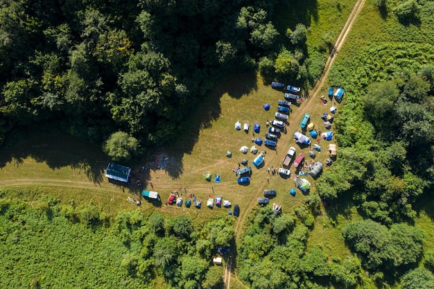 Luftaufnahme eines Lagers mit Zelten im Freien