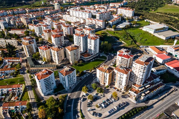 Foto luftaufnahme eines modernen wohnviertels im norden lissabons mit modernen gebäuden in den außenbezirken von lissabon bobadela portugal