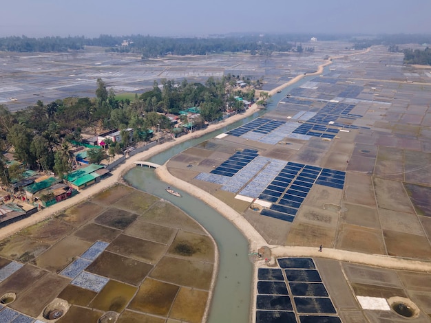 Luftaufnahme eines natürlichen Salzfeldes an der Küste der Insel Bashkhali in Chittagong, Bangladesch