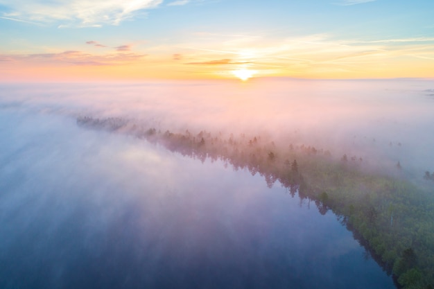 Luftaufnahme eines nebligen Morgens im Yelnya-Sumpf, Weißrussland