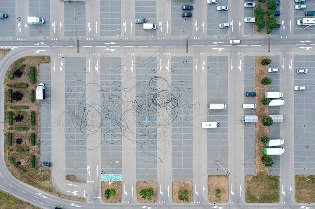 Luftaufnahme eines Parkplatzes in der Nähe eines Einkaufszentrums