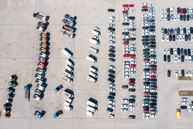 Luftaufnahme eines Parkplatzes mit Autos