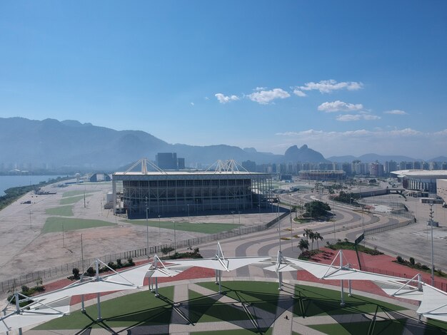 Luftaufnahme eines Parks in Barra da Tijuca neben Lagoa de JacarepaguÃƒÂ¡, in Rio de Janeiro. Sonniger Tag. Berge und Gebäude im Hintergrund. Drohnenfoto.