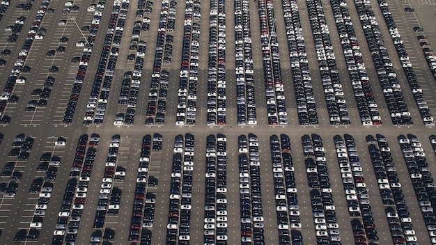 Luftaufnahme eines riesigen Lagerparkplatzes mit Neuwagen