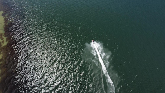 Luftaufnahme eines Rollers an der Seeoberfläche Luxuriöses schwimmendes Boot auf dem Wasser an sonnigen Tagen