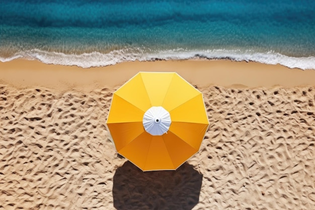 Luftaufnahme eines Sandstrandes mit Regenschirm und blauem Wasser Generativer KI-Inhalt