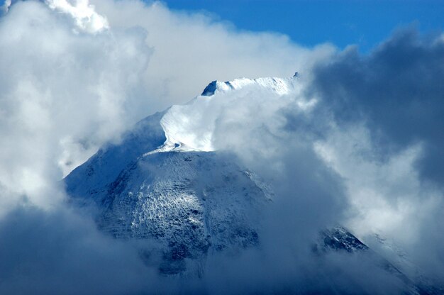 Foto luftaufnahme eines schneebedeckten berges vor dem himmel