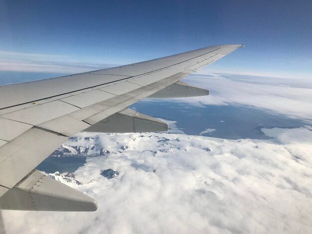 Luftaufnahme eines schneebedeckten Berges vor dem Himmel