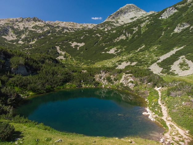 Luftaufnahme eines Sees im Pirin-Gebirge mit blauem, klarem Wasser Bansko Bulgarien