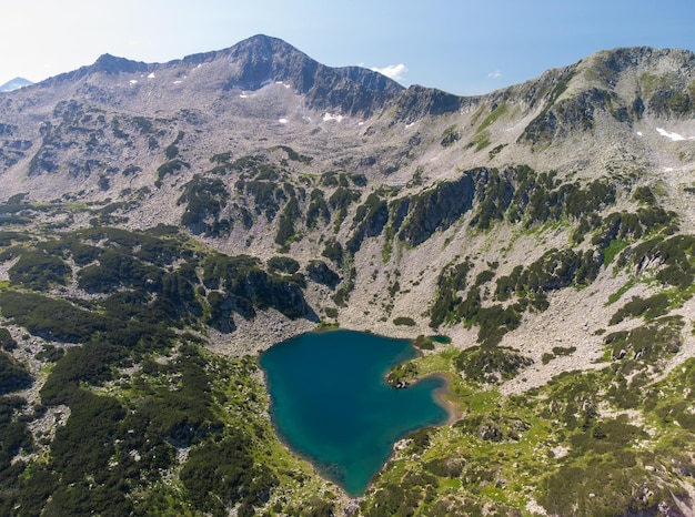 Luftaufnahme eines Sees im Pirin-Gebirge mit blauem, klarem Wasser Bansko Bulgarien