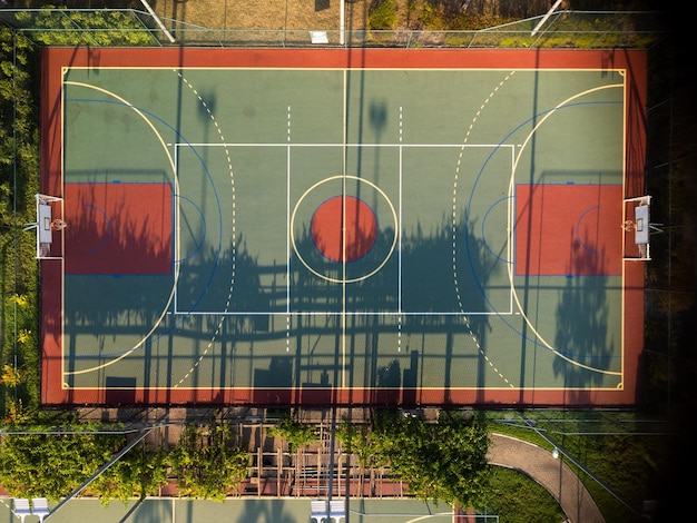 Luftaufnahme eines Sportplatzes Draufsicht Sonnenuntergang Weit verbreitet zum Üben von Fußball, Basketball und Volleyball Drohnenfoto