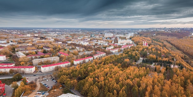 Luftaufnahme eines Stadtparks und eines Viertels sowie eines Wohnblocks mit Gebäuden