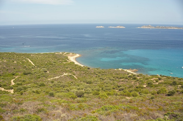 Luftaufnahme eines Teils der Südküste Sardiniens im Sommer