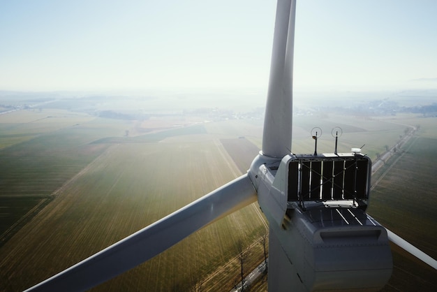Luftaufnahme eines Teils der Windmühlenturbine auf dem Land Grüne Energie