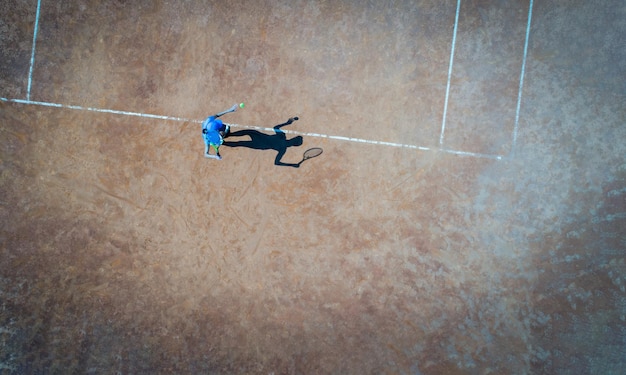 Luftaufnahme eines Tennisspiels auf dem Platz von oben