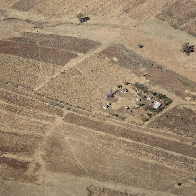 Luftaufnahme eines traditionellen Massai-Dorfes in der trockenen Ebene um Serengeti