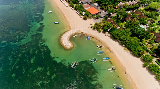 Luftaufnahme eines tropischen Strandes in Bali