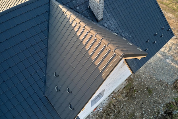 Luftaufnahme eines unfertigen Hauses mit belüfteten leichten Betonwänden und einem mit Metallfliesen bedeckten Holzdachrahmen im Bau