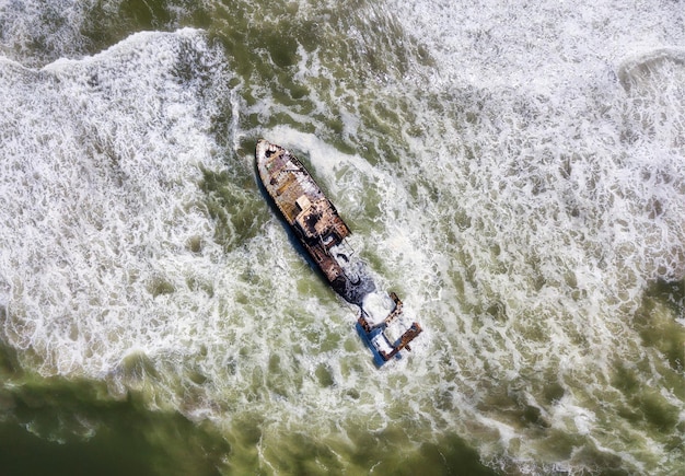 Foto luftaufnahme eines verlassenen schiffes auf see gegen den himmel