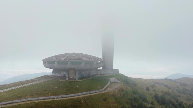 Luftaufnahme eines verlassenen sowjetischen Denkmals Buzludzha im Stil des Brutalismus Bulgariens