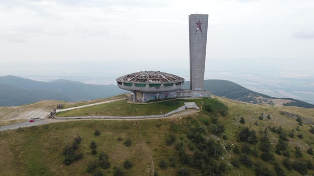 Luftaufnahme eines verlassenen sowjetischen Denkmals Buzludzha im Stil des Brutalismus Bulgariens