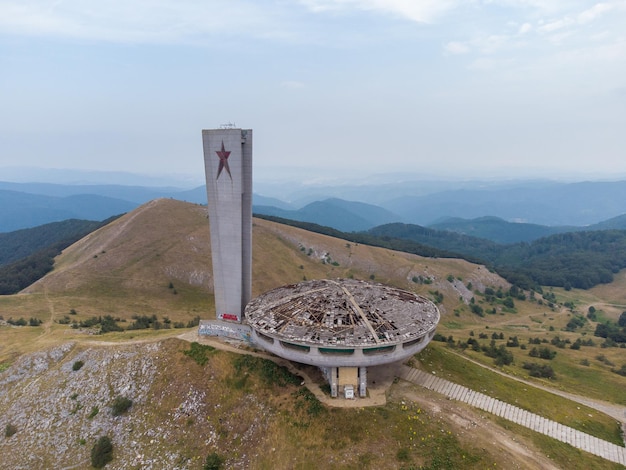 Luftaufnahme eines verlassenen sowjetischen Denkmals Buzludzha im Stil des Brutalismus Bulgariens