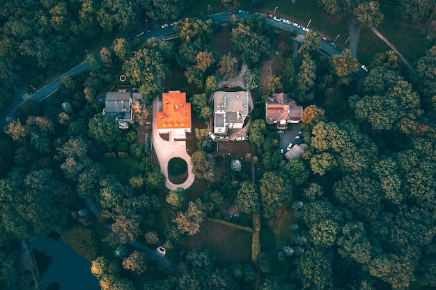 Luftaufnahme eines von Wald umgebenen Hauses Einsamkeit mit naturbelassenen Wohngebäuden in dichtem Wald