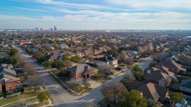 Luftaufnahme eines Vorortviertels in Dallas mit Häusern und Bäumen an einem Wintertag