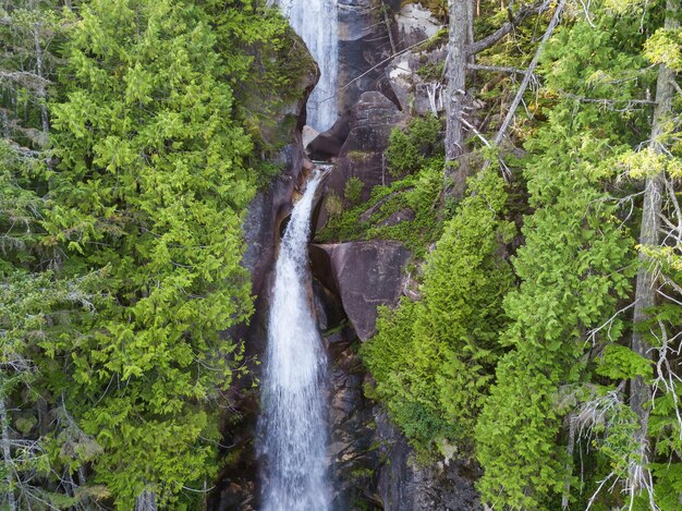 Luftaufnahme eines Wasserfalls in einer abgelegenen Schlucht in der kanadischen Berglandschaft