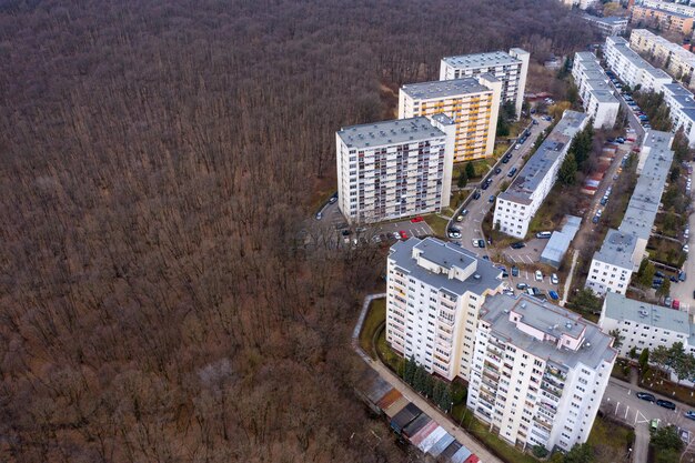 Luftaufnahme eines Wohngebiets mit Wohnblöcken, die im Kommunismus gebaut wurden cluj napoca rumänien