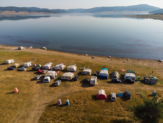 Luftaufnahme eines Wohnmobils, das auf einer Strandgebirgslandschaft geparkt ist