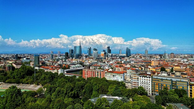 Luftaufnahme eines wunderschönen Mailands mit farbenfrohen Gebäuden in Italien