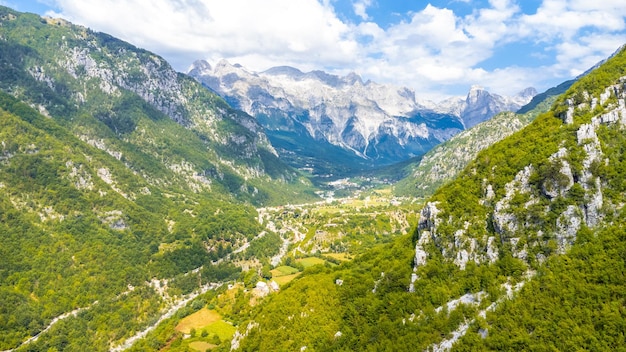 Luftaufnahme im Tal des Nationalparks Theth, Albanien, albanische Alpen