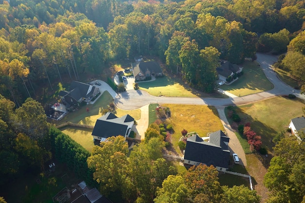 Luftaufnahme klassischer amerikanischer Häuser im Wohngebiet von South Carolina Neue Einfamilienhäuser als Beispiel für die Immobilienentwicklung in den Vororten der USA