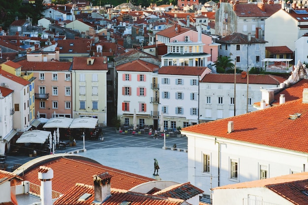 Luftaufnahme, Küste von Slowenien. Malerischer Blick auf die roten Dächer des historischen Zentrums. Altstadt Piran. Meer.