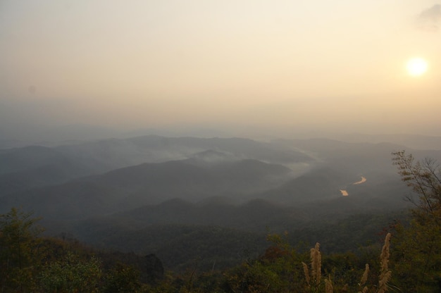 Luftaufnahme Landschaft Berg und Wald in der Stadt Nan von Doi Samer Dao und Pha Hua Sing im Sri Nan Nationalpark in den Distrikten Wiang Sa Na Noi und Na Muen der Provinz Nan in Thailand