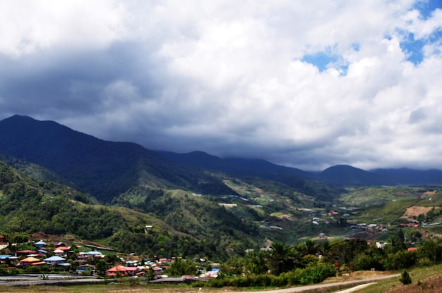 Luftaufnahme Landschaft Stadtbild von Kundasang Village Valley Hill und Hausbau mit Gunung Kinabalu Berg in der Stadt Kota Kinabalu Jesselton in Borneo Kalimantan im Bundesstaat Sabah Malaysia