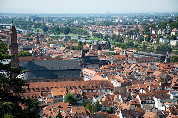 Luftaufnahme Landschaft und Stadtbild der Heidelberger Altstadt oder Altstadt vom Heidelberger Schloss oder Heidelberger Schloss für Menschen, die nach Heidelberg in Baden-Württemberg reisen und besuchen