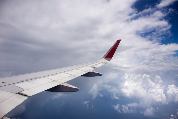 Luftaufnahme Landschaft und Stadtbild der Insel Hongkong vom Airbus, der am 3. September 2018 in Hongkong, China, von Bangkok nach Hongkong fliegt