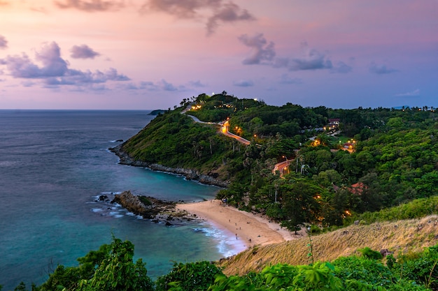 Luftaufnahme-Meerblick und Insel mit Himmel in der Dämmerung, Lamphomthep, Phuket Thailand