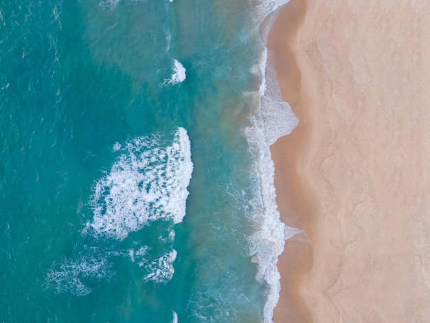 Foto luftaufnahme meerwasserwelle von oben nach unten am sandstrand. luftaufnahme über dem strandmeer im tropischen strandmeer