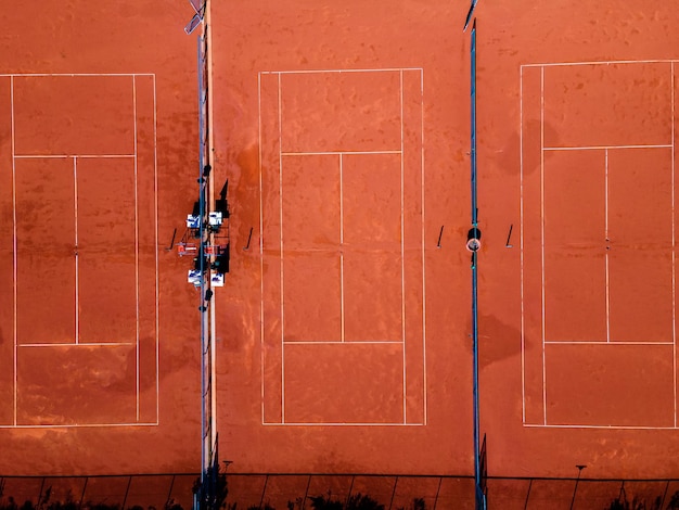 Luftaufnahme mehrerer Tennisplätze, die einen Einblick in die Weite und Organisation einer professionellen Tennisanlage geben