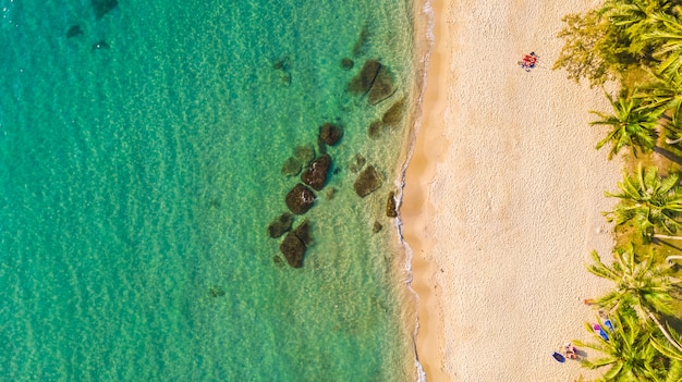 Luftaufnahme mit Meer und Strand