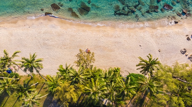 Luftaufnahme mit Meer und Strand