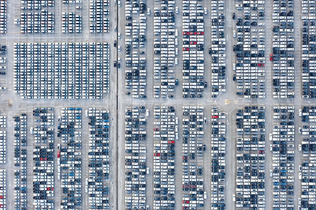 Luftaufnahme Neue Autos, die in Häfen geparkt werden, bereiten sich auf den Export ins Ausland vor