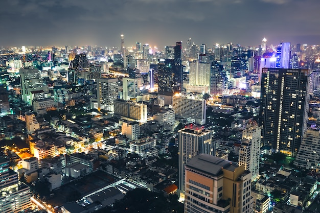 Luftaufnahme schön von den im Stadtzentrum gelegenen Skylinen der Bangkok-Stadt