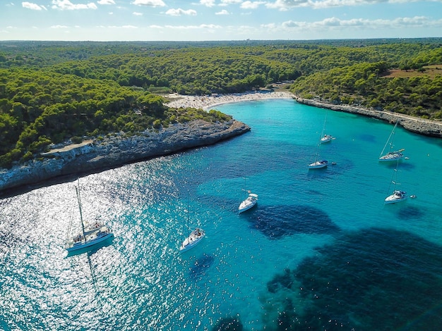 Luftaufnahme schwimmender Boote in Cala Llombards