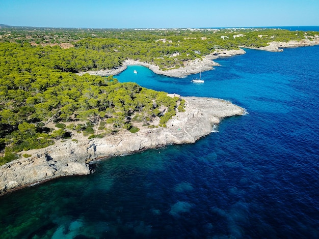 Luftaufnahme schwimmender Boote in Cala Llombards