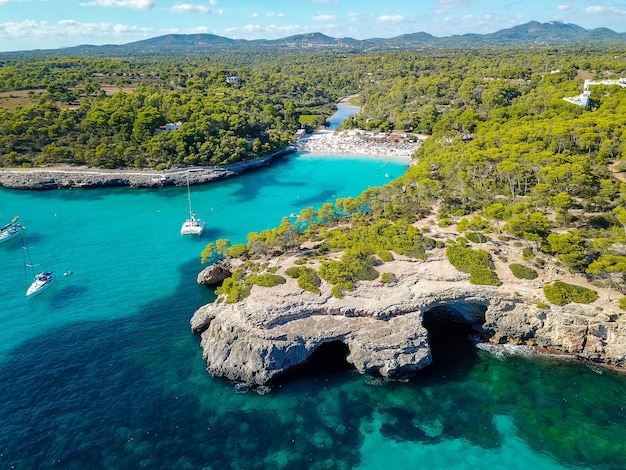 Luftaufnahme schwimmender Boote in Cala Llombards