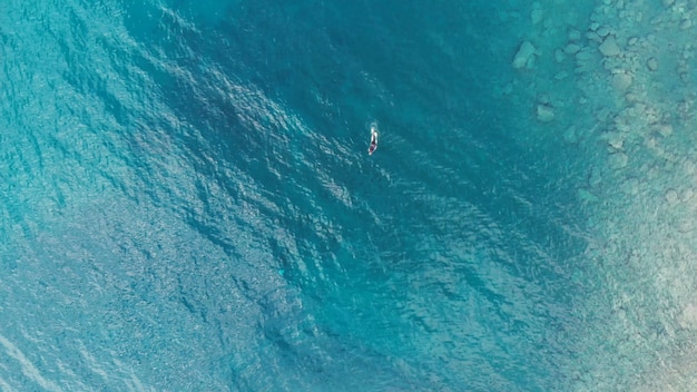 LUFTAUFNAHME: Schwimmenfischen eines Personentauchers im haarscharfen Mittelmeer, tiefes blaues transparentes Wasser, Sommersport-Ferienkonzept